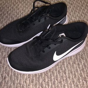 RARELY WORN size 8 black women’s nike sneakers